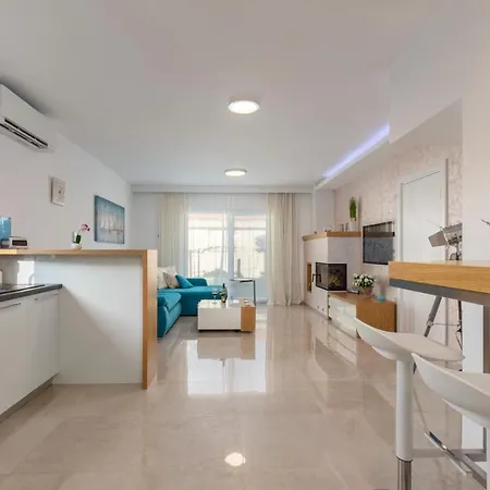 Tarari Luxury Apartment *